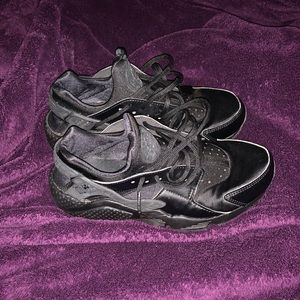 ALL BLACK Nike Huaraches ‼️
